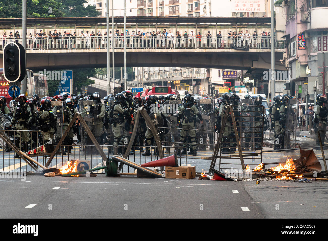 Hong Kong, Hong Kong - 20 Ottobre 2019: antisommossa stand della polizia di fronte barricate da manifestanti in strada di Mongkok Kowloon durante il pro d Foto Stock