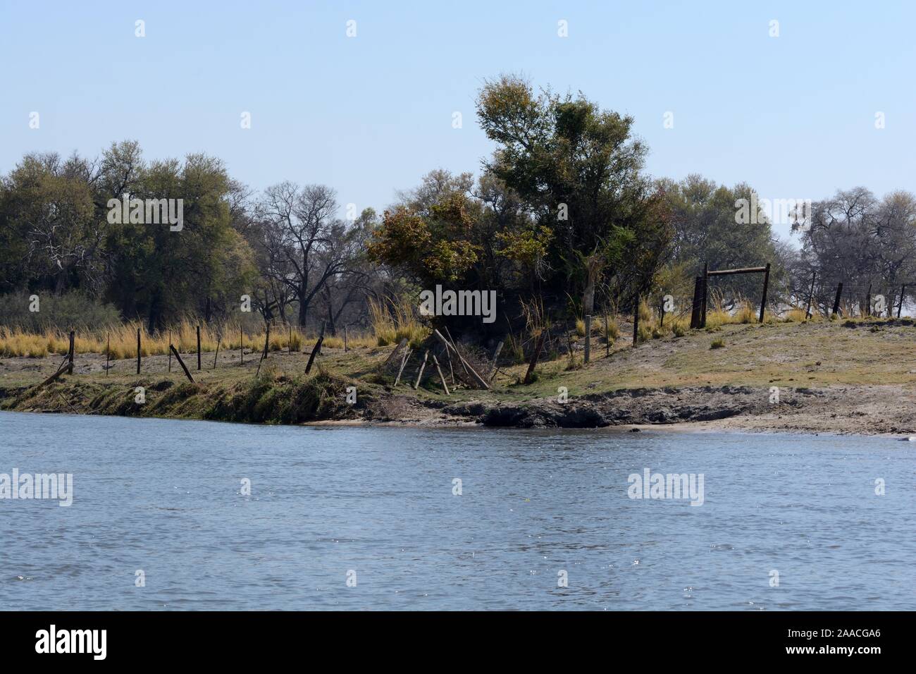 Confine tra Botsswana e Nanibia sull'Okavango Delta Moremi Game Reserve in Africa Foto Stock