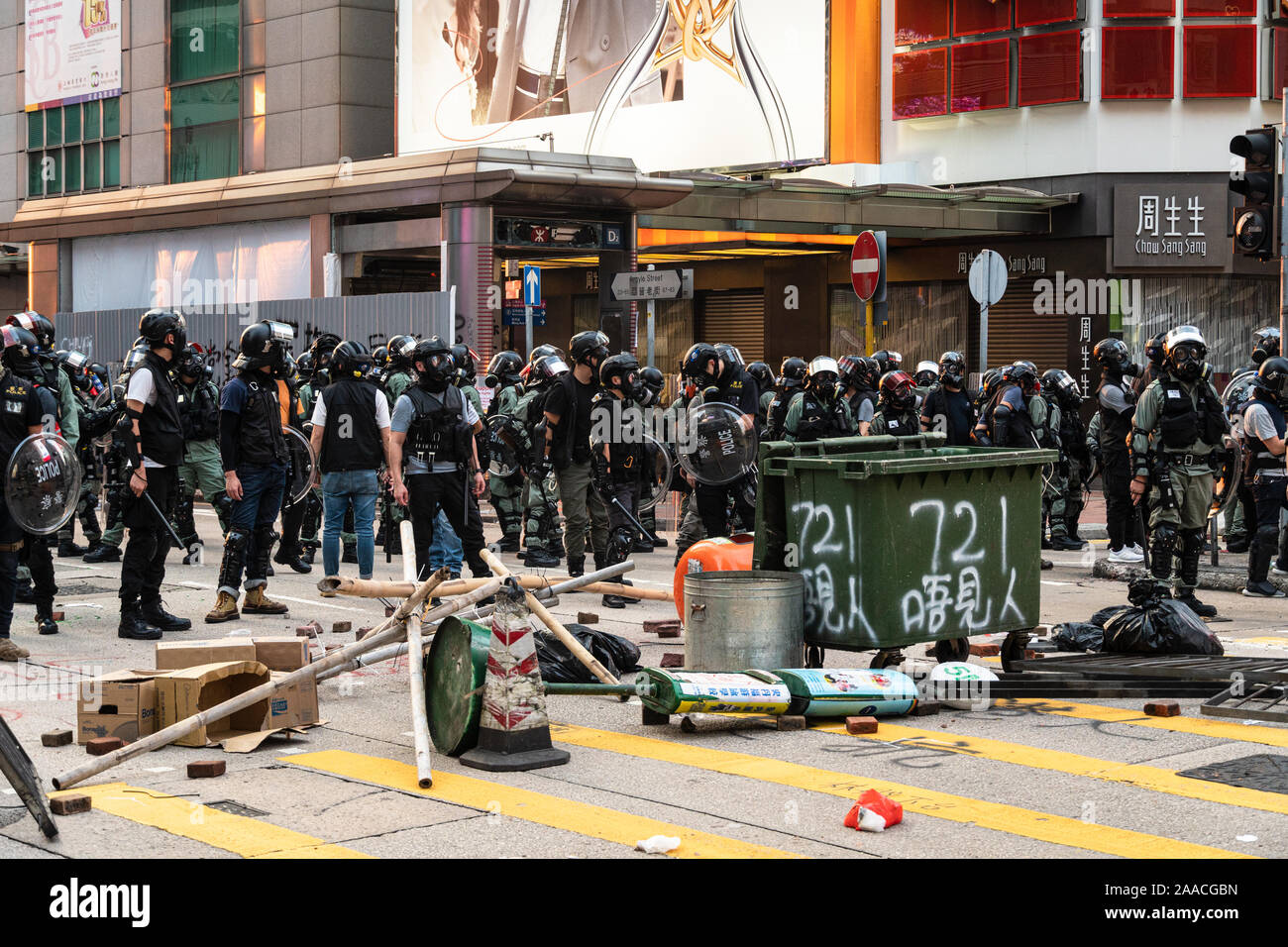 Hong Kong, Hong Kong - 20 Ottobre 2019: antisommossa stand della polizia di fronte barricate da manifestanti in strada di Mongkok Kowloon durante il pro d Foto Stock