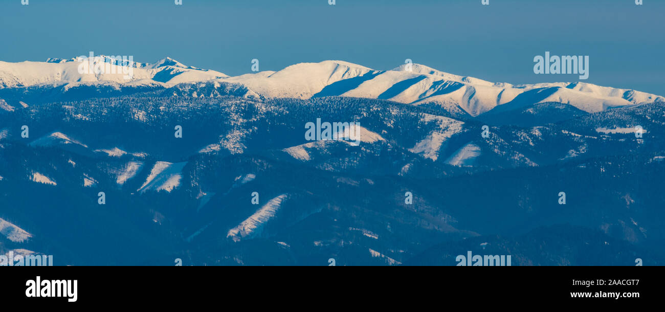 Vista inferiore di Velka Fatra mountains e la parte più alta di Nizke Tatry montagne dal foro di Martinske in Lucanska Mala Fatra montagne in Slovacchia durante Foto Stock