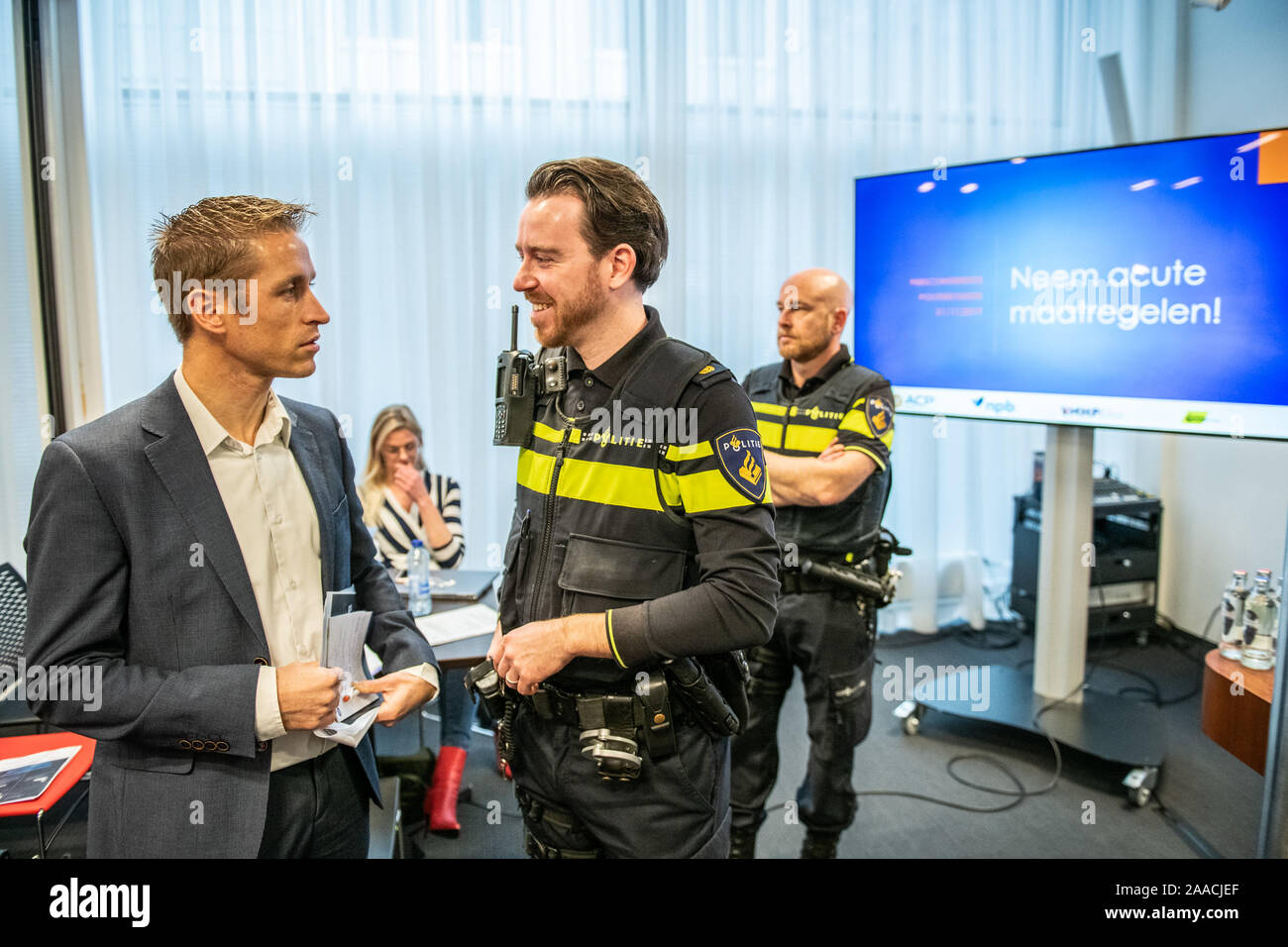 DEN HAAG, 21-11-2019, la polizia olandese sindacati fare una dichiarazione circa workpressure per funzionari di polizia per le strade. Dicono che è troppo ed è tempo per l'azione. SP membro del parlamento Michiel van Nispen ha una conversazione con un agente di polizia. Foto Stock