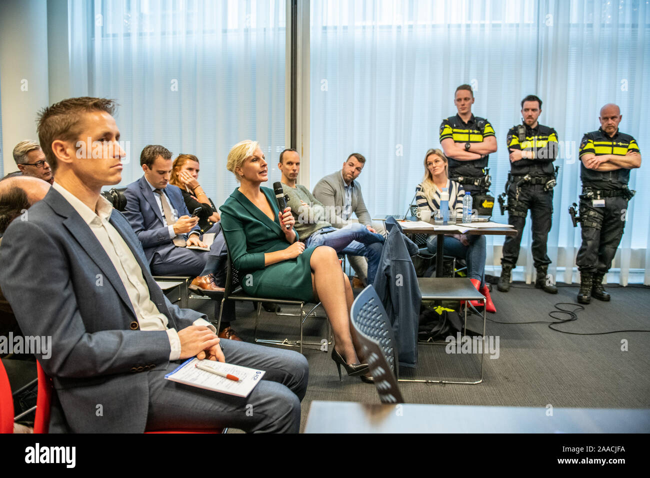 DEN HAAG, 21-11-2019, la polizia olandese sindacati fare una dichiarazione circa workpressure per funzionari di polizia per le strade. Dicono che è troppo ed è tempo per l'azione. SP membro del parlamento Michiel van Nispen e PvdA membro del parlamento Attje Kuiken. Foto Stock
