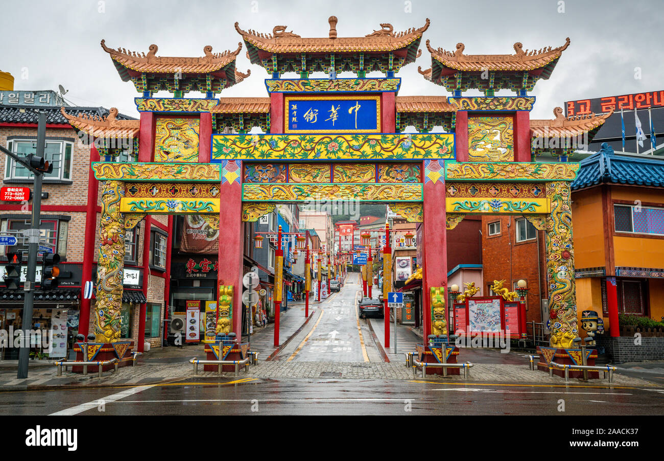 Incheon Corea , 7 ottobre 2019 : Incheon Chinatown entrata con il cinese tradizionale gate in ore diurne in Incheon Corea del Sud Foto Stock