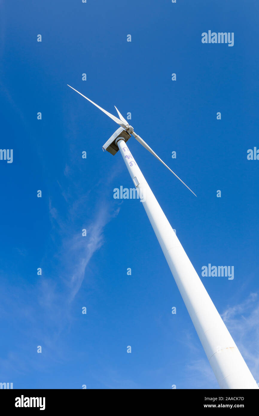 Turbina eolica contro il cielo blu, Thailandia Foto Stock