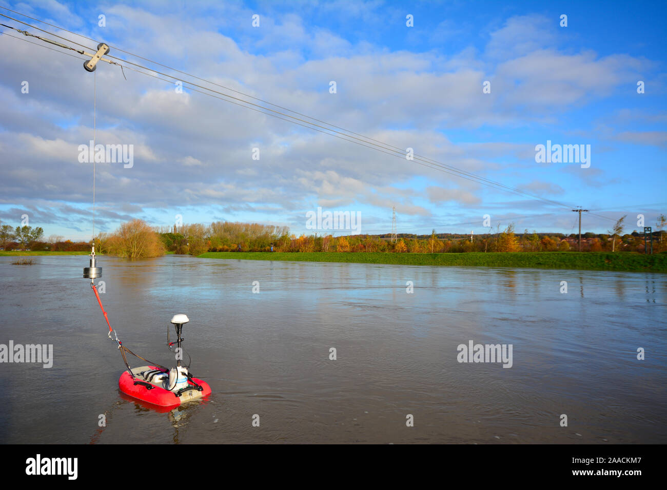 Agenzia per l'ambiente monitorare le acque di esondazione del fiume Dearne, South Yorkshire Foto Stock
