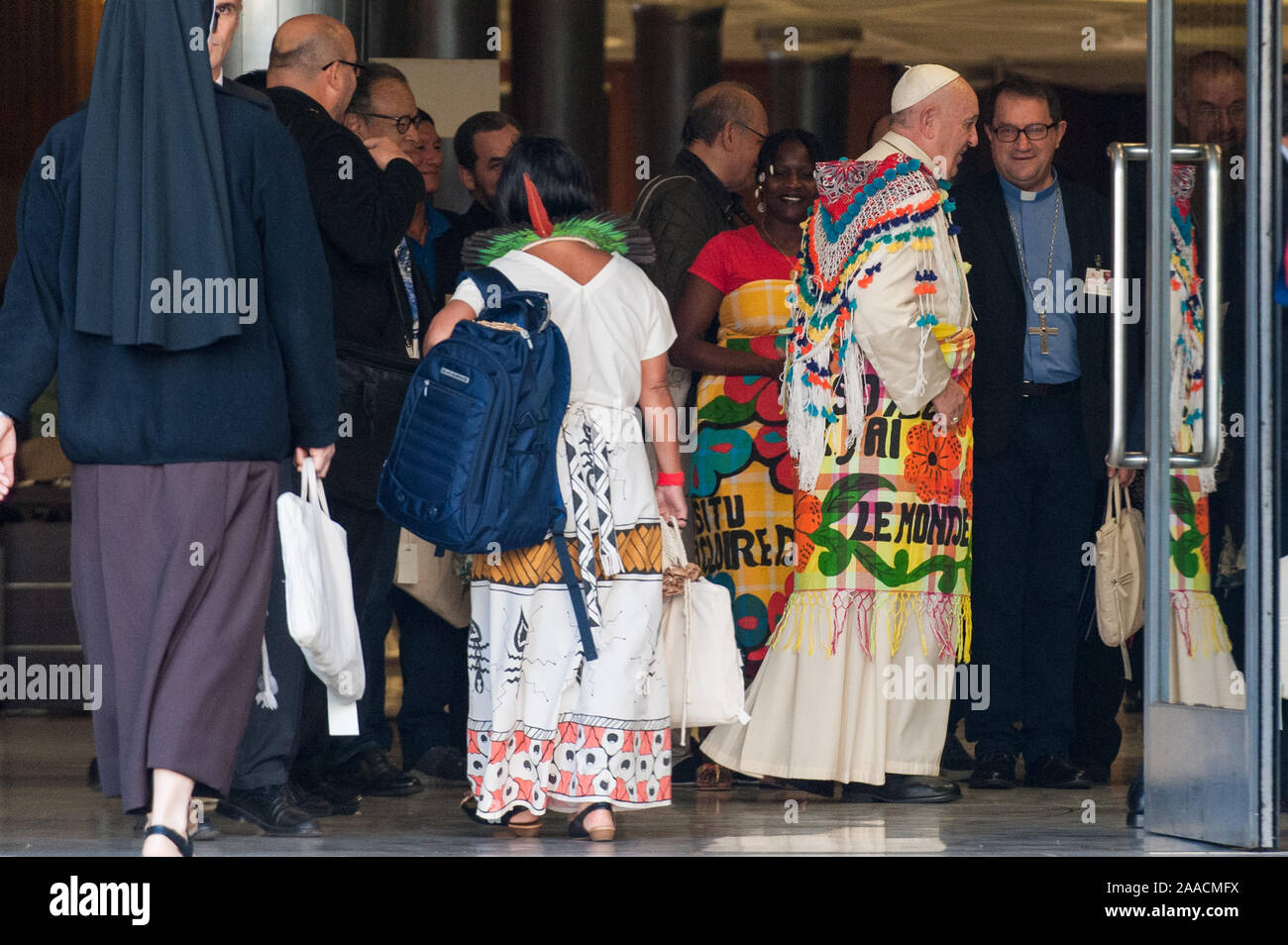Papa Francesco è data una sciarpa e un pareo con Creole-French iscritto  come egli arriva a condurre la sessione mattutina del Sinodo dei Vescovi su  Amazzonia nell Aula del Sinodo in Vaticano.