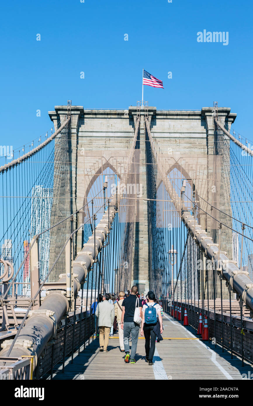 New York, nello Stato di New York, Stati Uniti d'America. Camminare verso Manhattan sul ponte di Brooklyn. Foto Stock