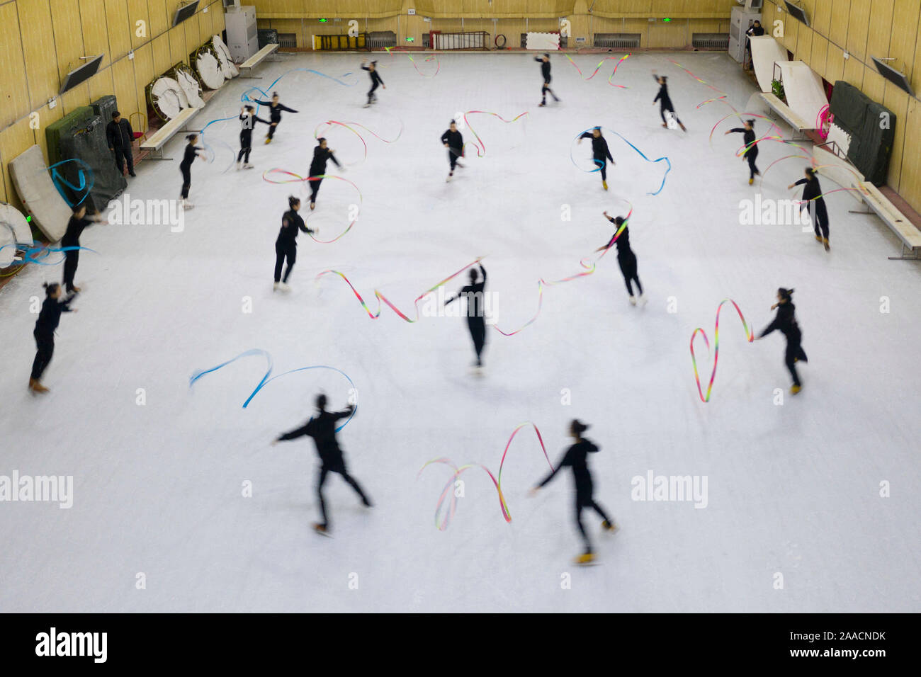 Harbin, la Cina della Provincia di Heilongjiang. Xx Nov, 2019. Attrici pratica presso la pista del Heilongjiang acrobazie Troupe a Harbin, a nord-est della Cina di Provincia di Heilongjiang, su nov. 20, 2019. La troupe è stata fondata negli anni settanta come una filiale di governo locale, ed è stata trasformata in un'impresa nel 2012. Una volta che soffrono per la mancanza di artisti, prestazioni e risorse finanziarie, la troupe ha ora rilancia con la sua innovativa mostra di ghiaccio, che combinano le acrobazie con la figura pattinare, balli e magia. Credito: Xie Jianfei/Xinhua/Alamy Live News Foto Stock