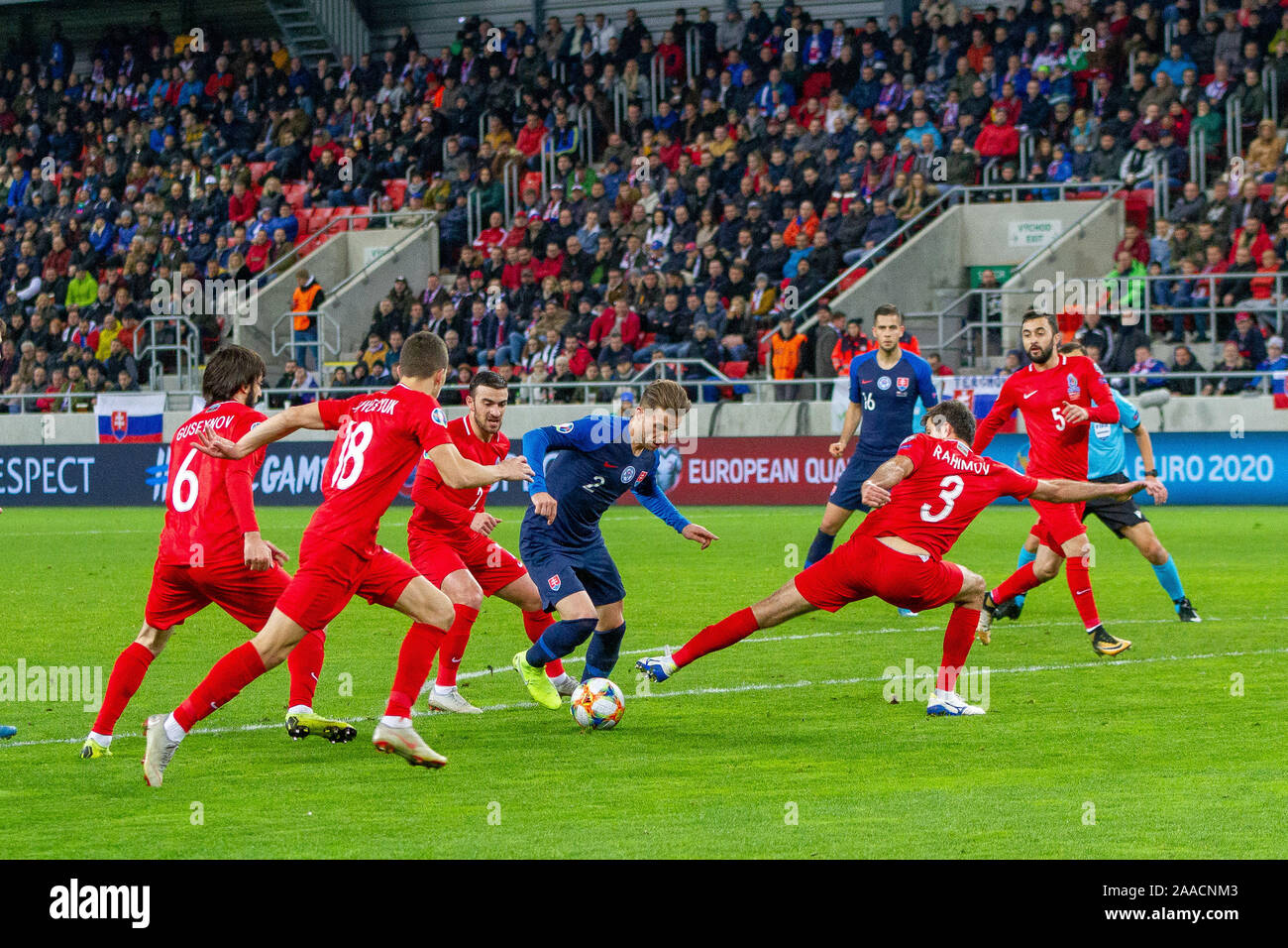 Trnava, Slovacchia. Il 19 Novembre, 2019. Peter Pekarik (2) in azione durante l'Euro 2020 il qualificatore tra la Slovacchia e la Repubblica di Azerbaigian. Foto Stock