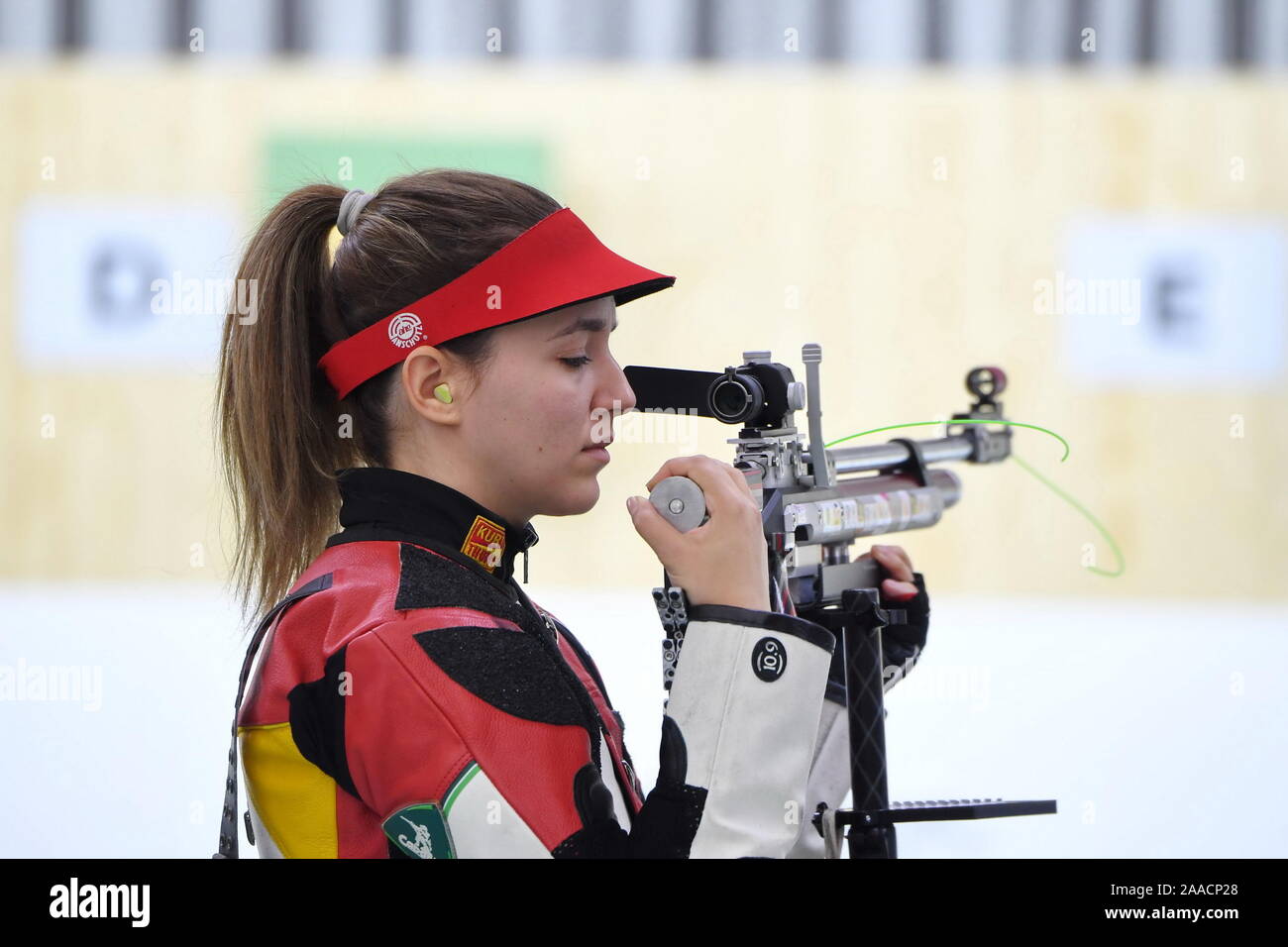 Putian, la Cina della provincia del Fujian. Xxi Nov, 2019. Laura-Georgeta Coman di Romania reagisce durante le donne 10m Air Rifle Finale al ISSF World Cup Final in Putian, a sud-est della Cina di provincia del Fujian, nov. 21, 2019. Credito: Lin Shanchuan/Xinhua/Alamy Live News Foto Stock