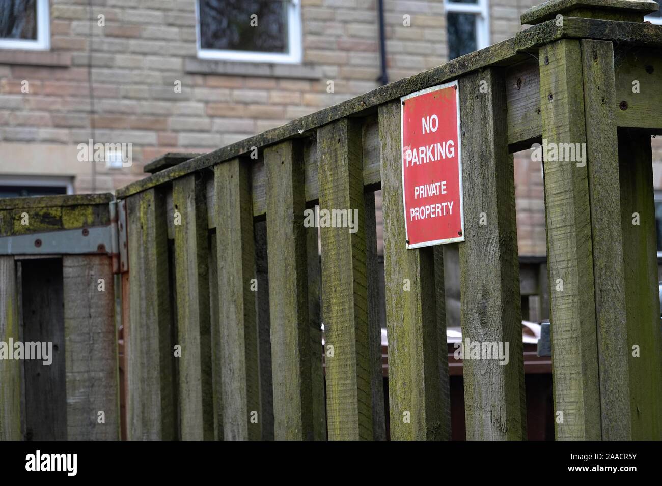 Un parcheggio non avviso case esterno su St Mary's Road, New Mills, Derbyshire Foto Stock