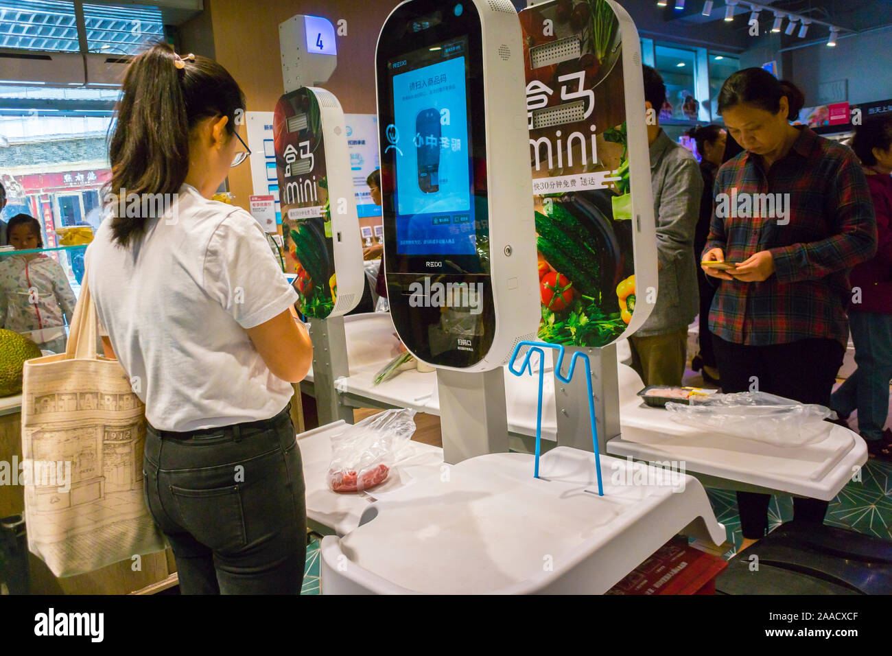 Shanghai, Cina, Young Woman Grocery Shopping nel supermercato cinese di Zhong hai Huan Yu Hui Shopping Center, negozi con pagamenti mobili, vista interna del supermercato, pagamenti senza contanti, clienti asia, china Young Woman, self-checkout, pagamenti elettronici Foto Stock