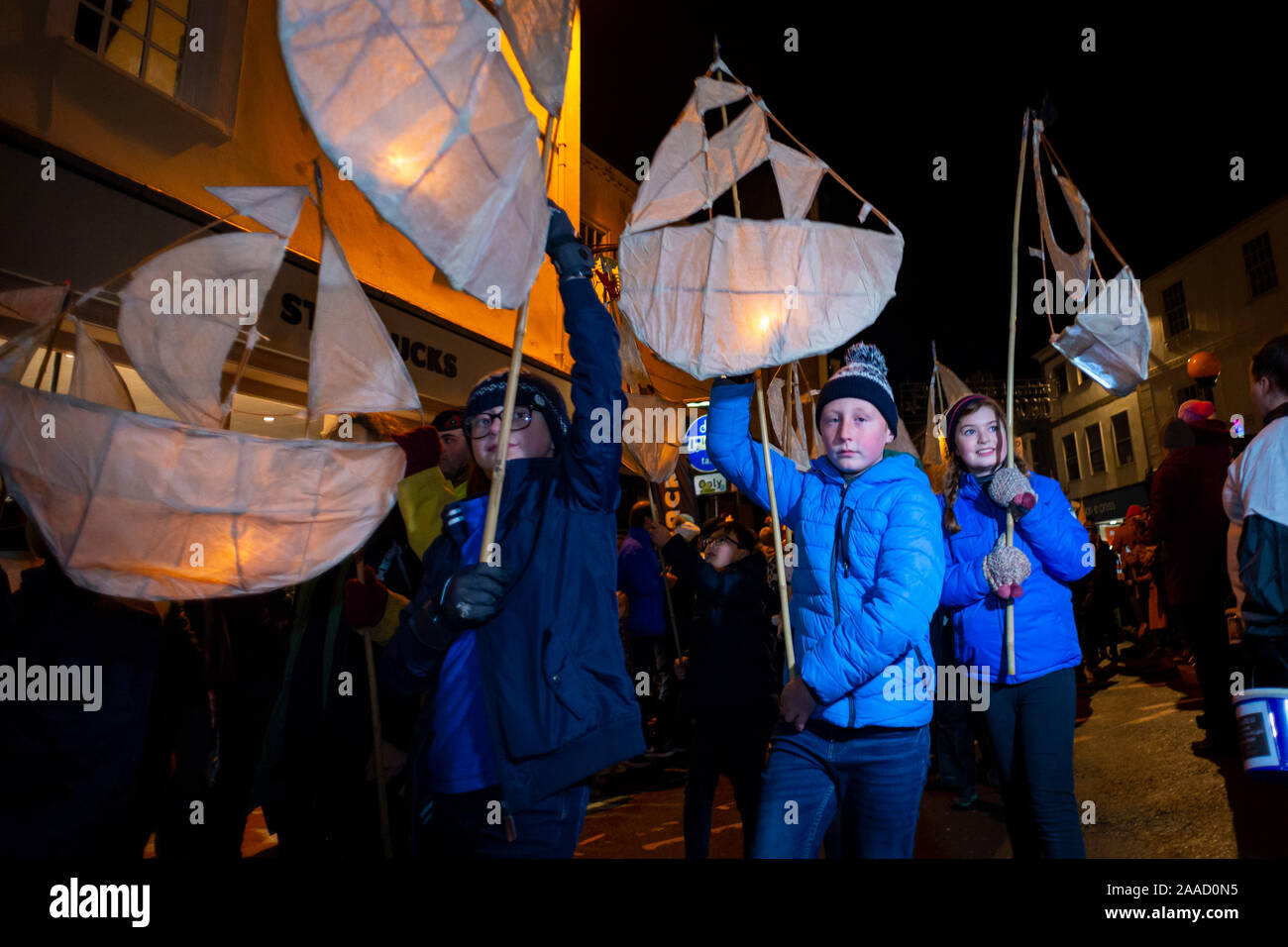 20/11/2019, Truro, Cornwall, Regno Unito. Gigante lanterne di carta facilitato il loro modo attraverso le strade di Truro per la città di luce annuale parata. Foto Stock