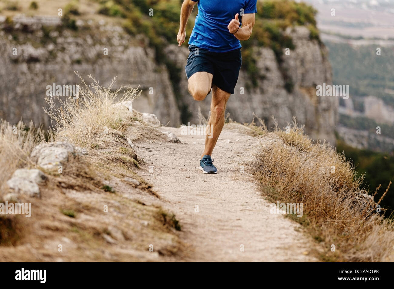 Atleta runner acceso mountain trail sul bordo della scogliera Foto Stock