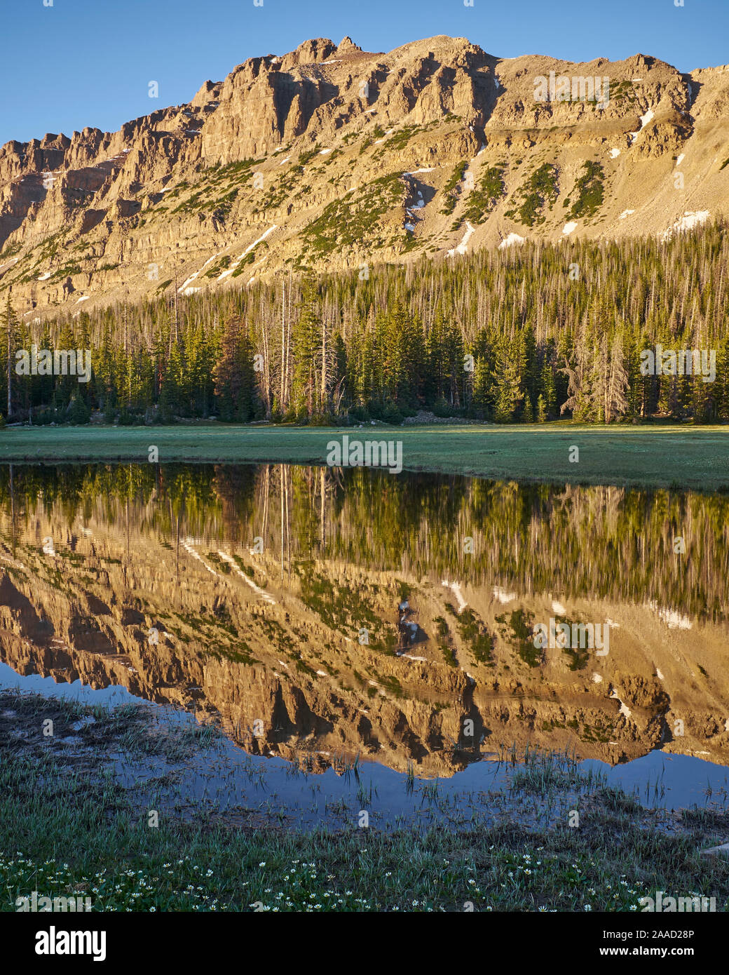 Uinta Mountains riflessa in un lago, Utah, Stati Uniti d'America Foto Stock