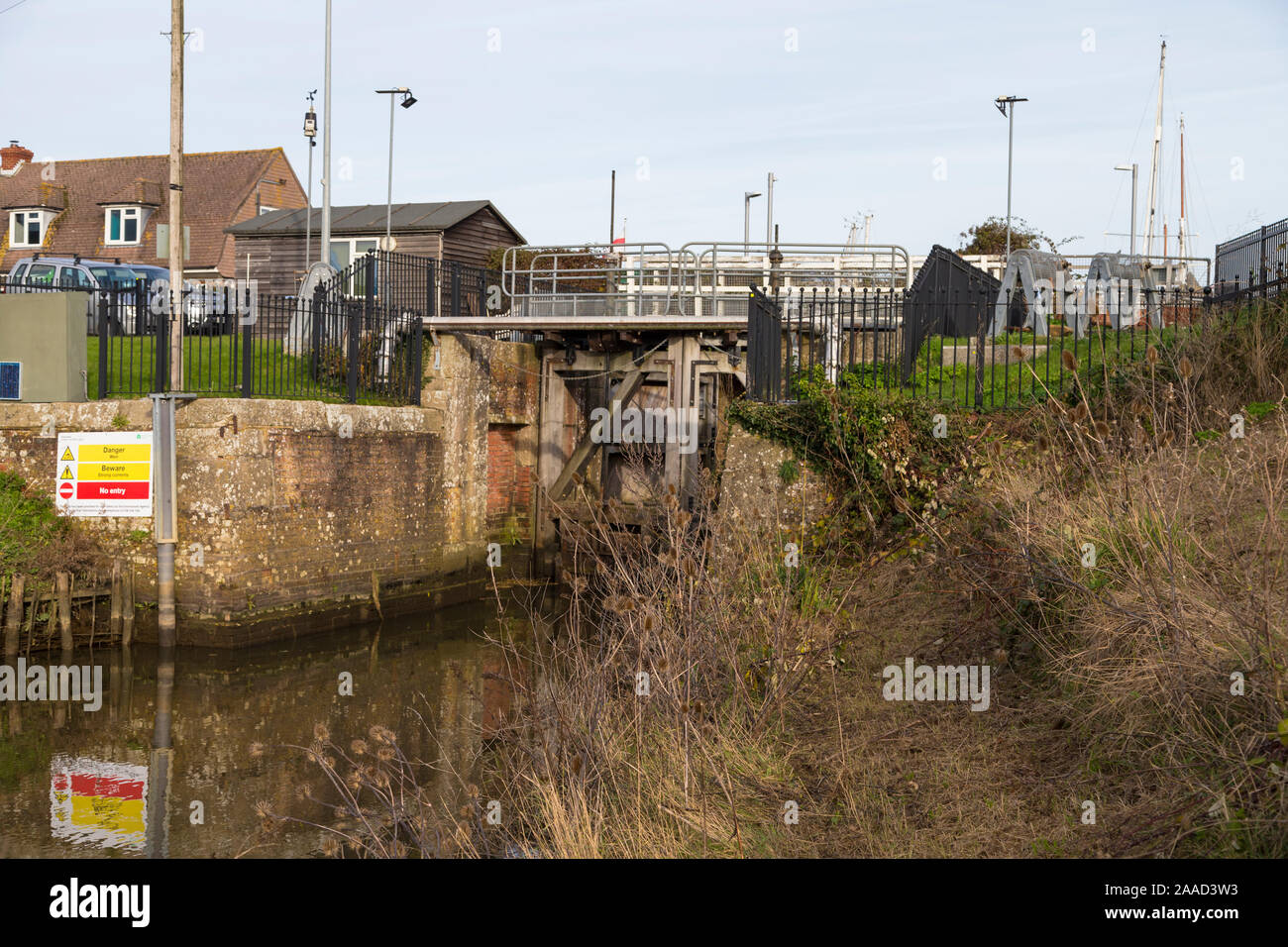 Fiume brede sluice, segala, east sussex, Regno Unito Foto Stock