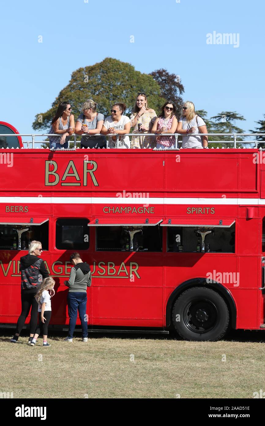 Gli ospiti possono godere di un bicchiere di fizz sulla parte superiore di una barra bus, mentre si guarda il dressage Foto Stock