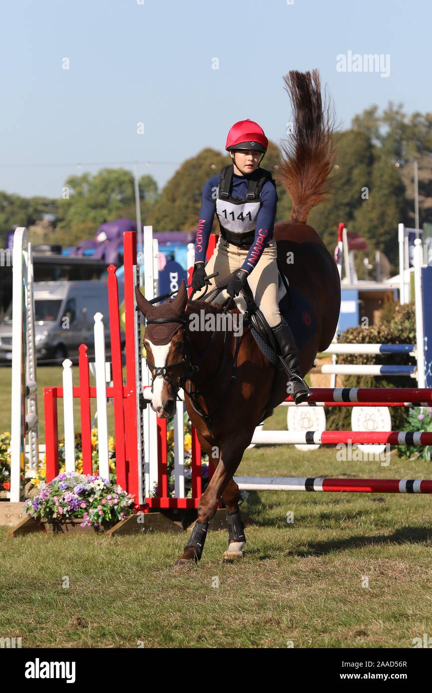 Maya equitazione Lawton-Smith Fire Ambasciatore del Pony Club Team Eventer sfida Foto Stock