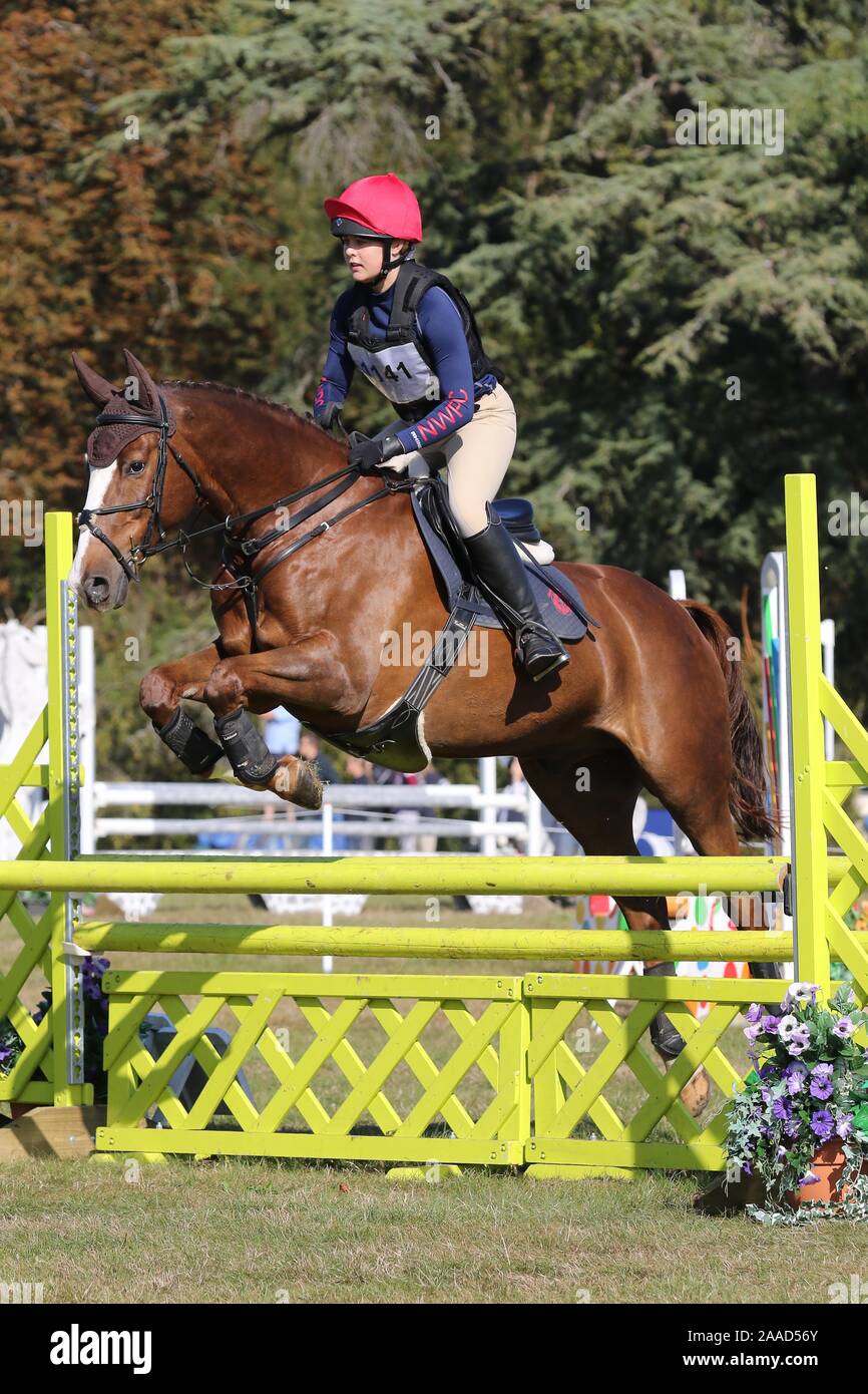 Maya equitazione Lawton-Smith Fire Ambasciatore del Pony Club Team Eventer sfida Foto Stock