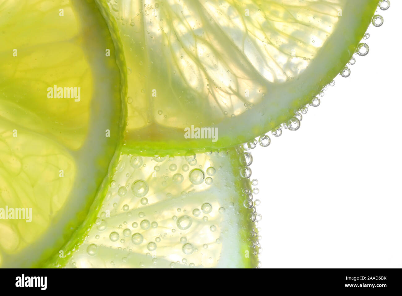 Fette di limone in acqua con bolle di aria Foto Stock