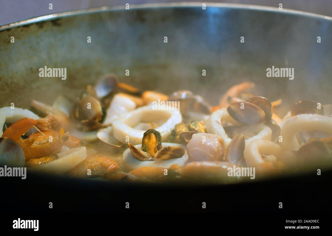 La cottura delle cozze, gamberi e granchi su una padella. Vista ravvicinata di frutti di mare in una padella. Tradizionali per la cottura Foto Stock