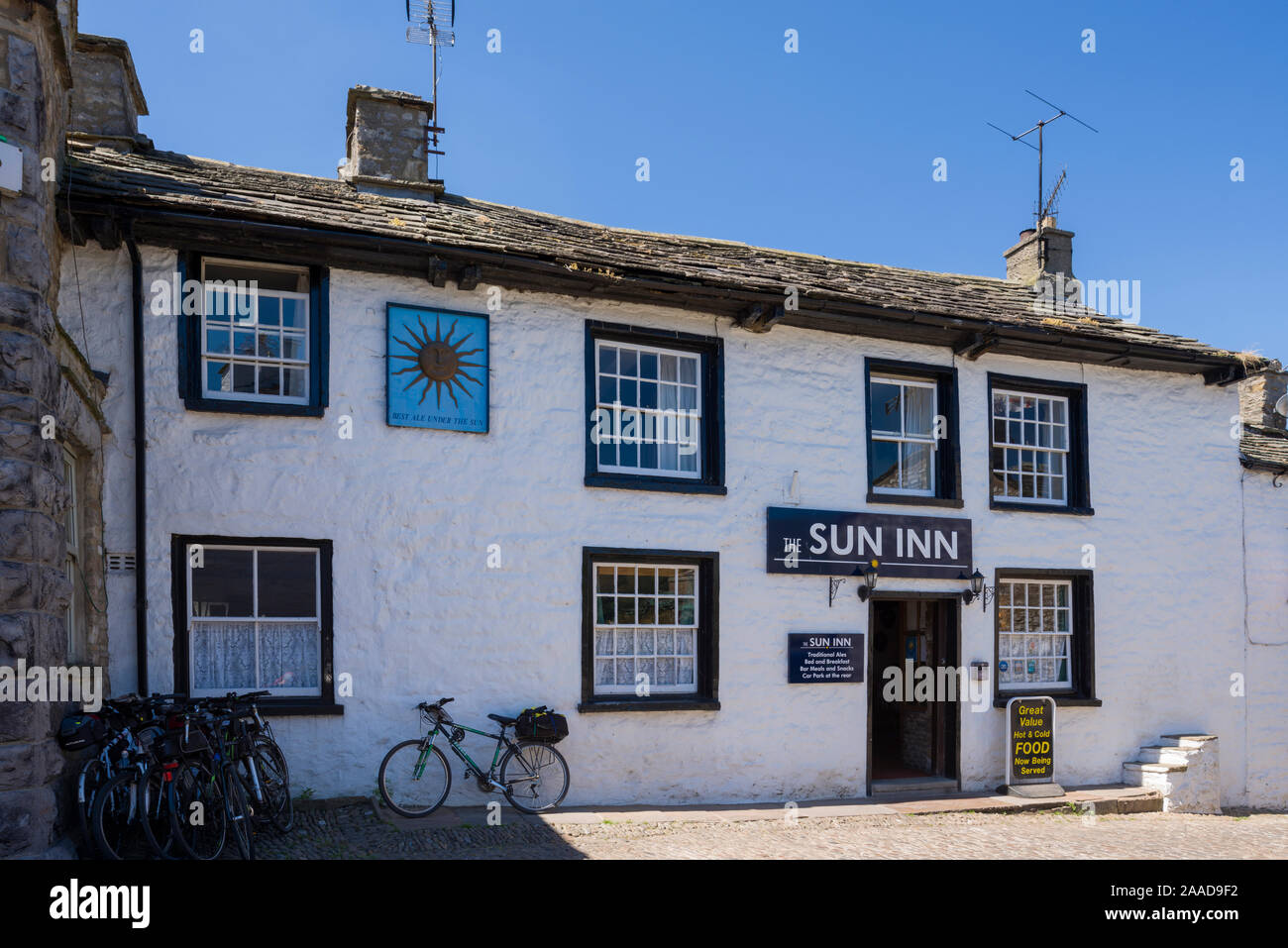 Sun Inn nel villaggio di ammaccatura Dentdale nel Yorkshire Dales National Park, Cumbria, Inghilterra. Foto Stock