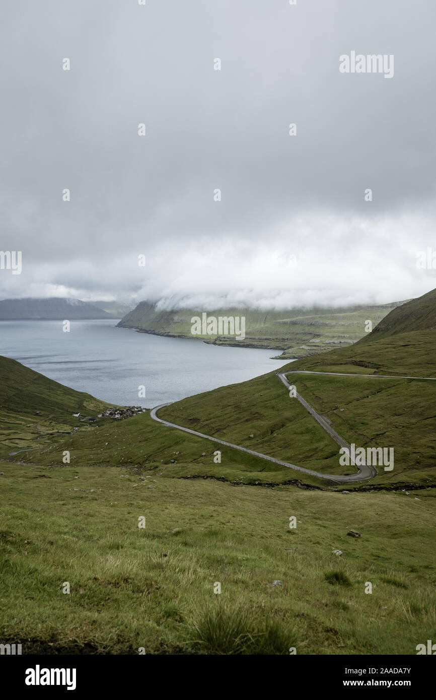 Strada costiera nelle Isole Faroe, Danimarca, Europa. Foto Stock