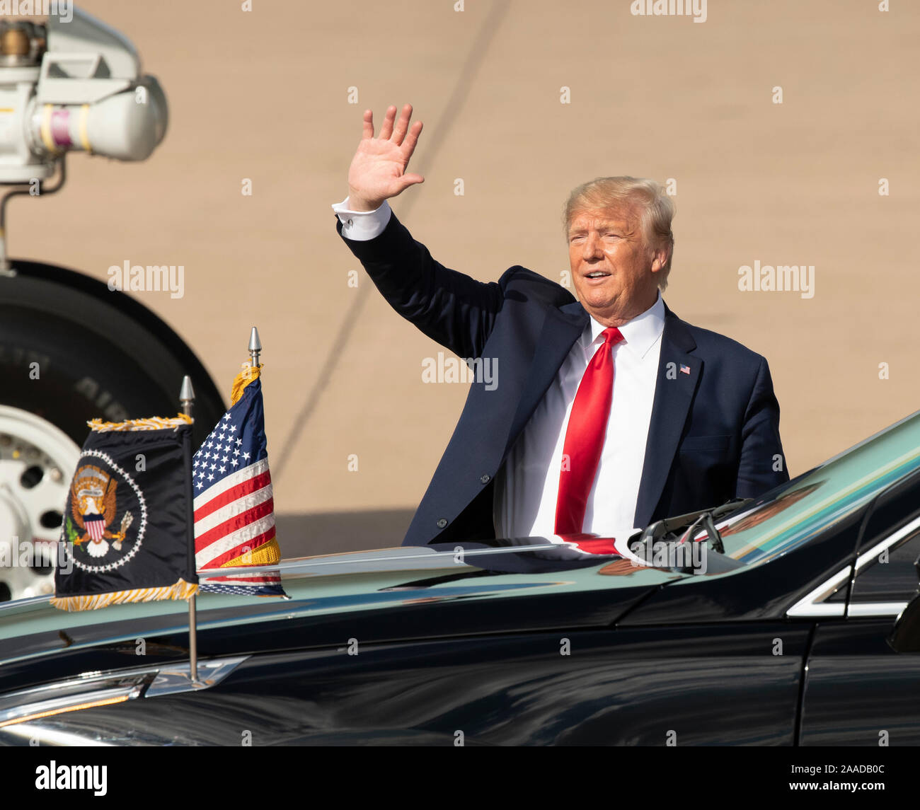 Stati Uniti Presidente Trump riconosce un invitato la folla di tifosi come egli arriva ad Austin Bergstrom Aeroporto Internazionale per un breve tour di un Apple impianto di assemblaggio in North Austin. Foto Stock