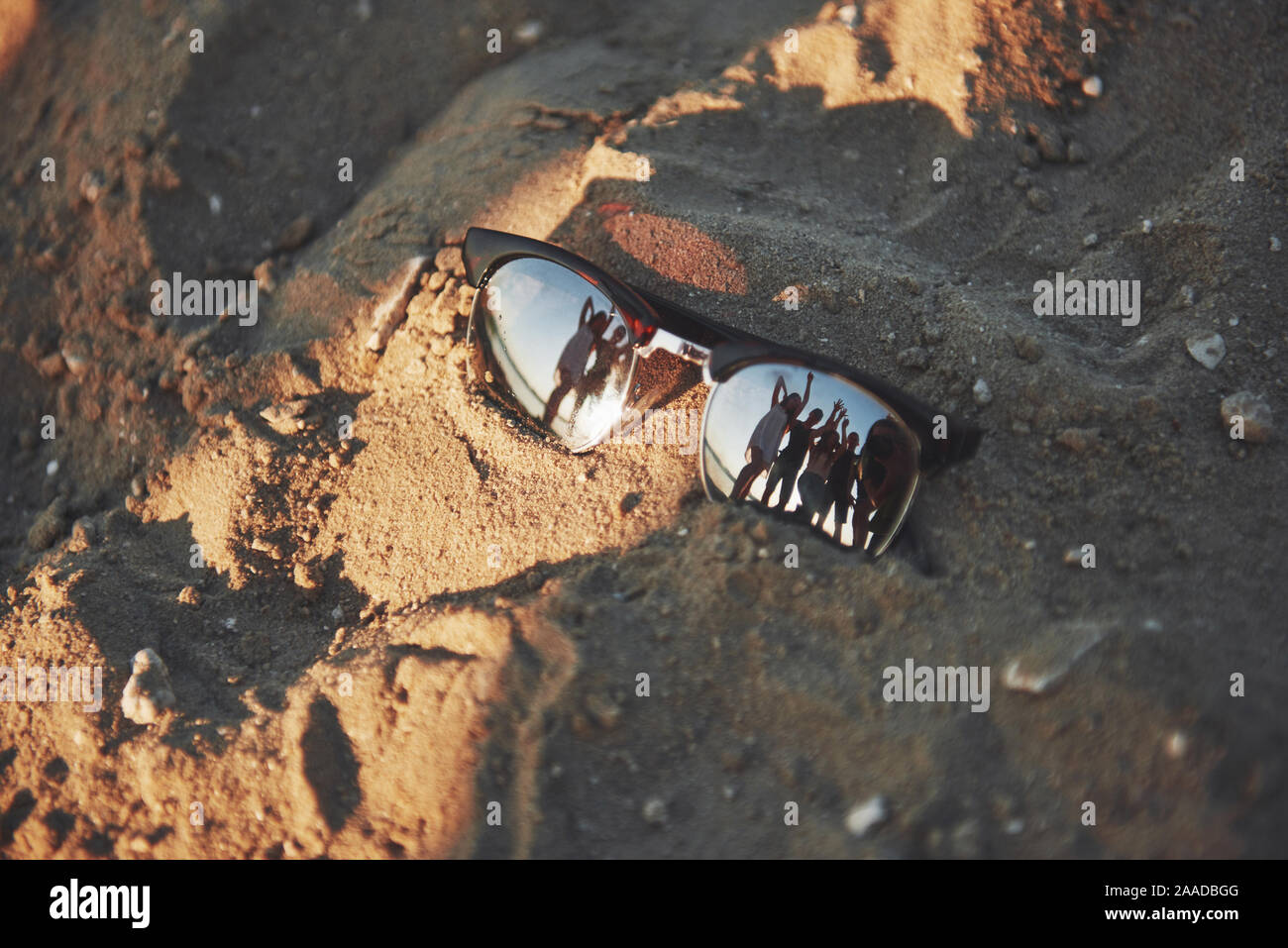 Occhiali da sole sulla sabbia , estate deserto è riflessa nei vetri Foto Stock