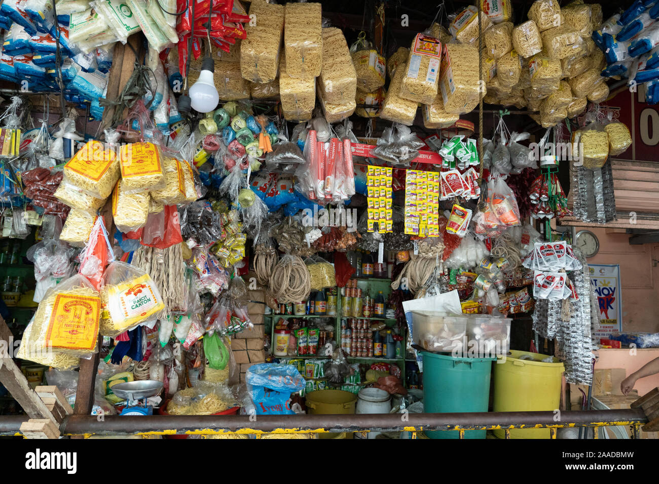 Un tipico piccolo punto vendita nelle Filippine comunemente noto come negozio Sari Sari. Vende beni a prezzi accessibili usati quotidianamente. Foto Stock