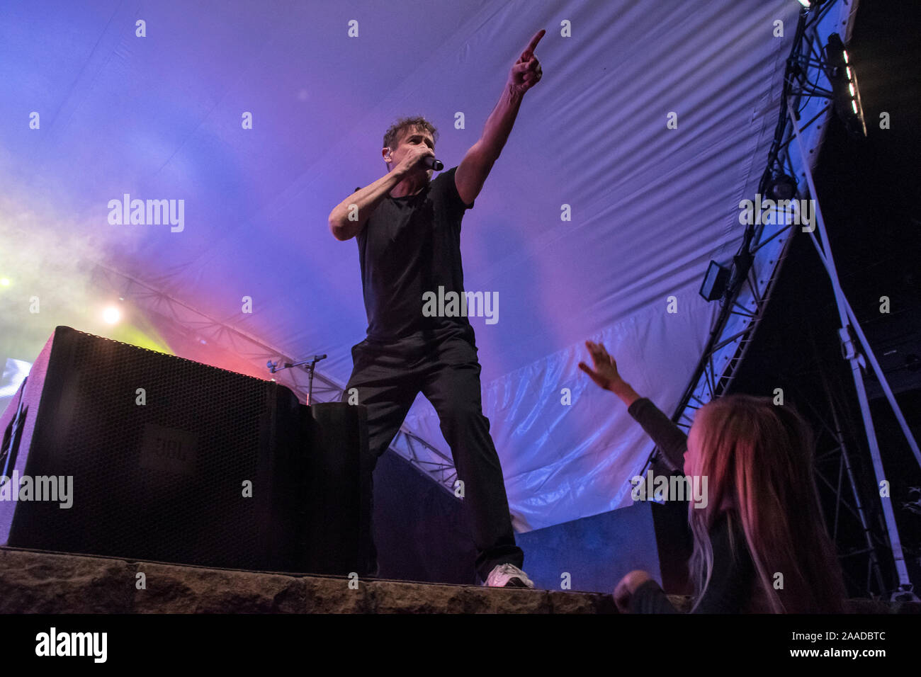 Johnny Clegg, South African musicista noto come il bianco Zulu / Le Zoulou Blanc, canta durante uno dei suoi ultimi concerti mai, Kirstenbosch, Cape Town. Foto Stock