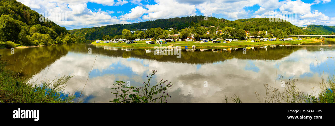 Acqua di fiume riflessioni panorama. Campeggio Bad Karlshafen sul fiume Weser, Karlshaven Germania Foto Stock