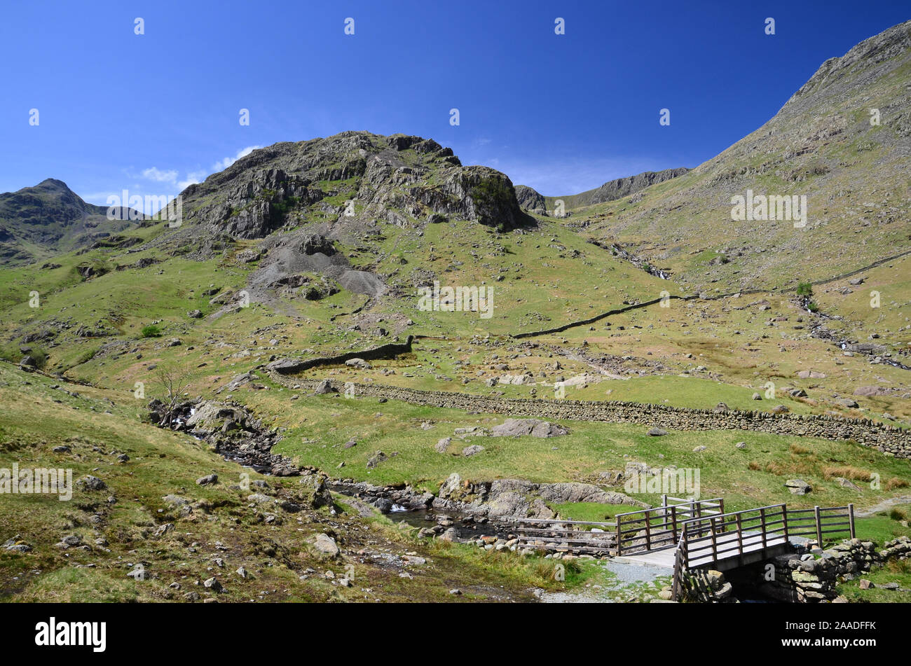 Ponte su Grisedale beck e Eagle roccioso, Grisedale, Cumbria Foto Stock