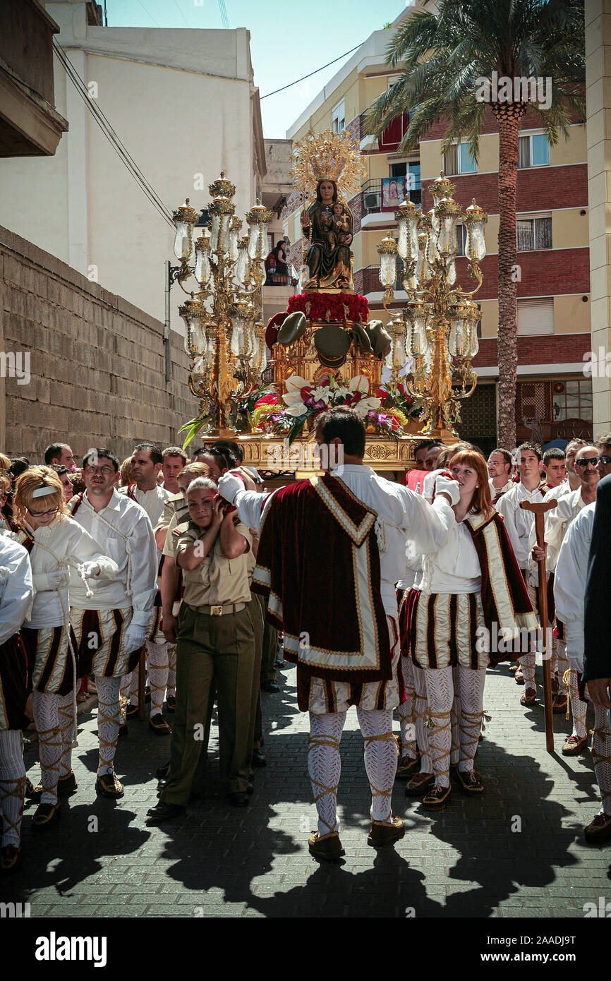 Spagna Algemesì (Valencia) Festa del Mare de Deu de la Salut: Madonna della salute portato in processione Foto Stock