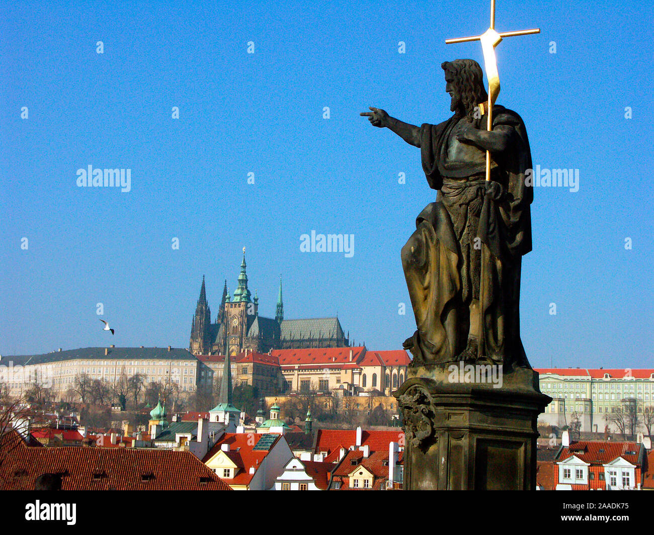 Europa, Prag, Blick von der Karlsbruecke zum Hradschin, im Vordergrund Apostel, Foto Stock