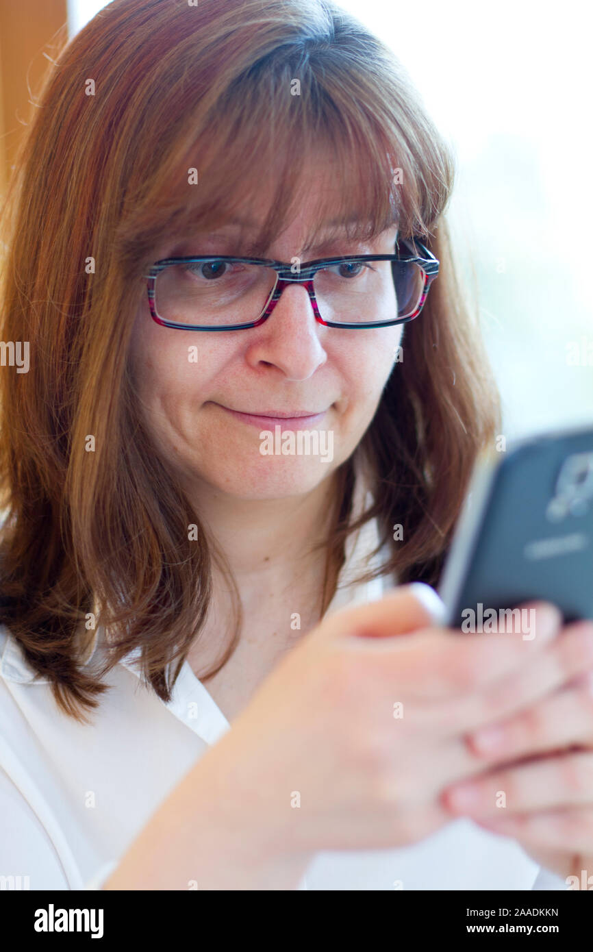 Frau mit Handy Foto Stock