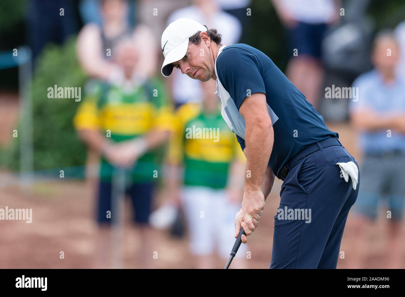 Dubai, EAU. Xxi Nov, 2019. Rory Mcilroy dell Irlanda del Nord putt sul quinto foro nel round 1 durante il DP World Tour Championship con Jumeirah Golf Estates, Dubai, UAE il 21 novembre 2019. Foto di concedere l'inverno. Solo uso editoriale, è richiesta una licenza per uso commerciale. Nessun uso in scommesse, giochi o un singolo giocatore/club/league pubblicazioni. Credit: UK Sports Pics Ltd/Alamy Live News Foto Stock