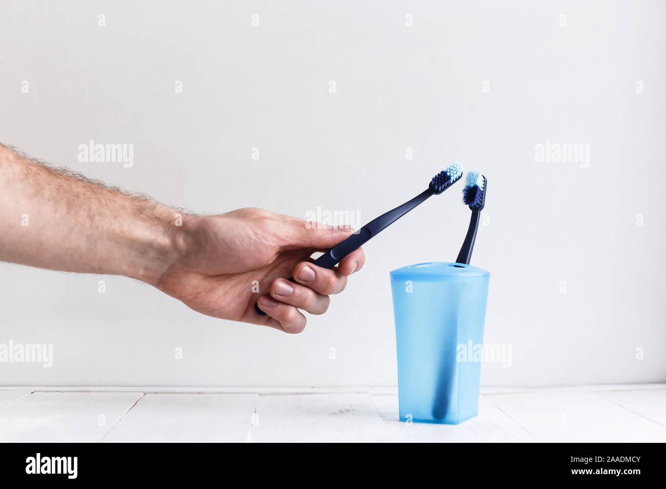 Il nuovo e il vecchio spazzolino da denti in bagno Foto Stock