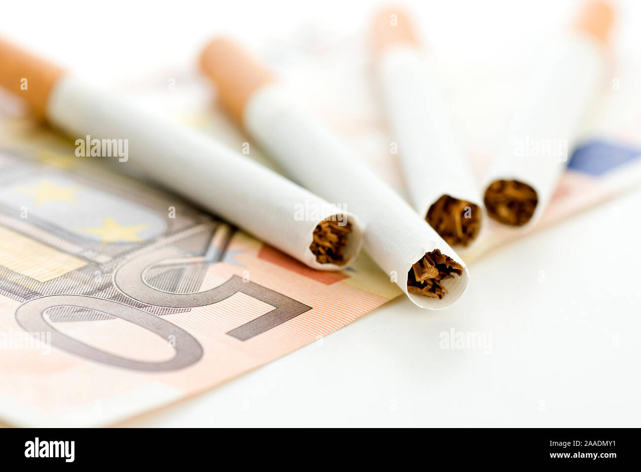 Zigaretten auf Fünfig-Euro-Schein (n. pr) Foto Stock