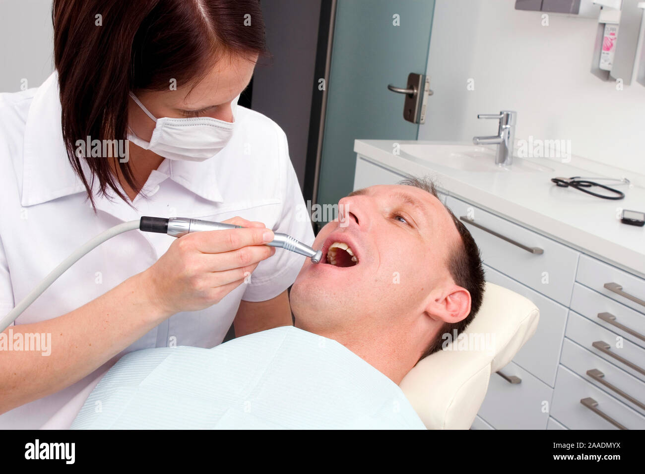 Zahnarztbehandlung (MR) Foto Stock