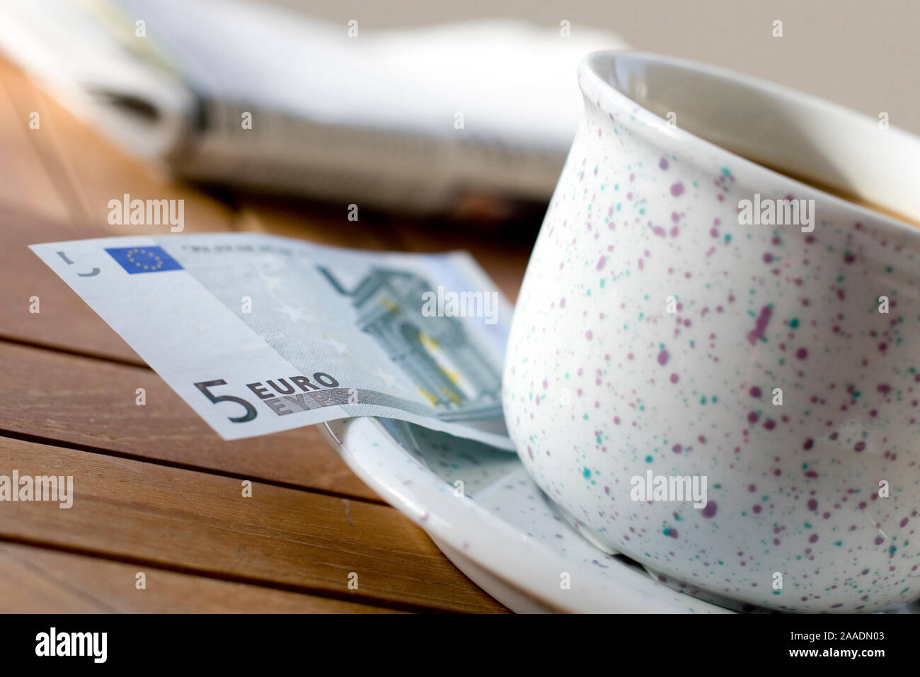 Fünf Euroschein un einer Kaffeetasse Foto Stock