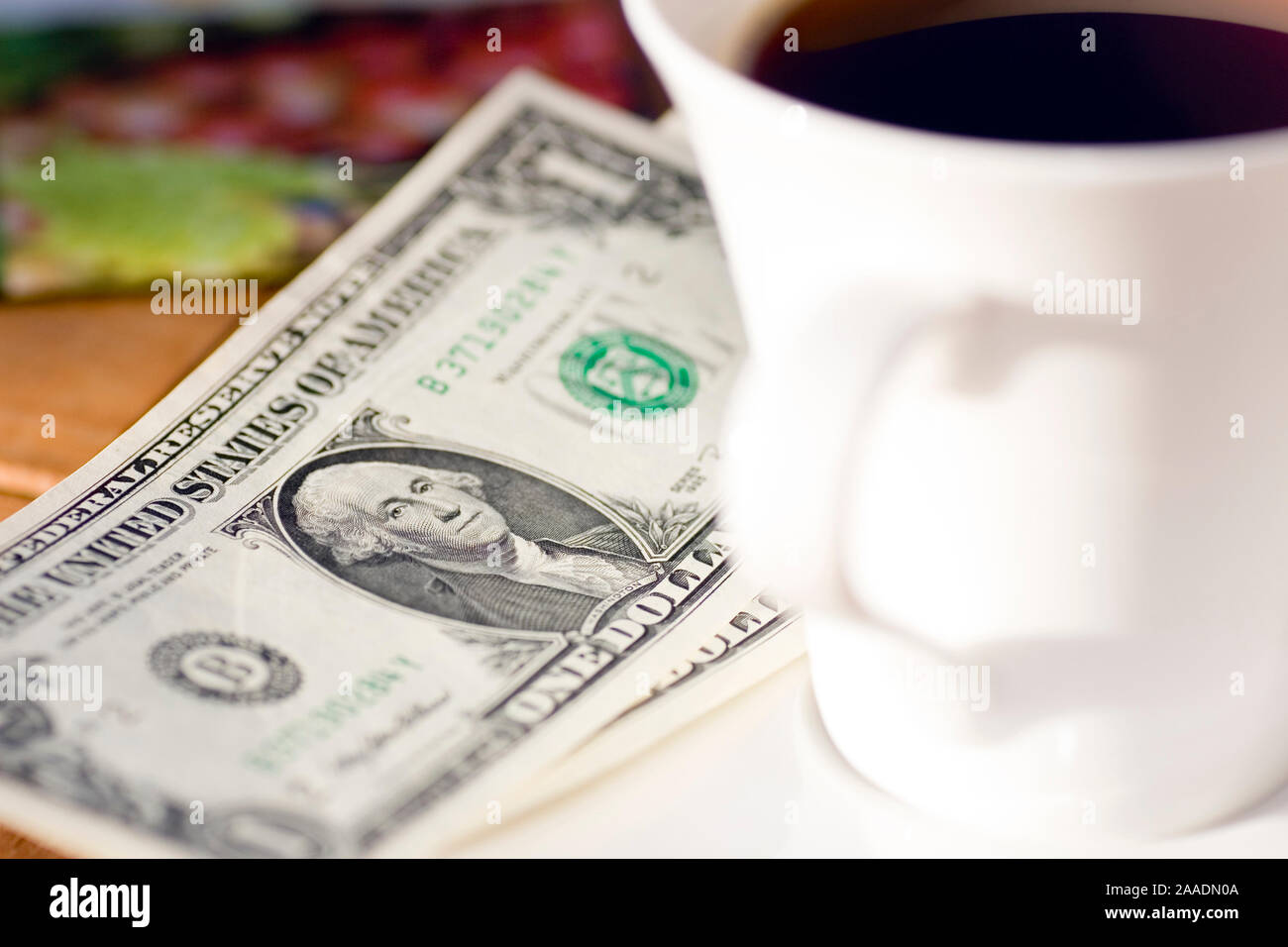 Zwei-Dollar-Scheine eben Kaffeetasse Foto Stock