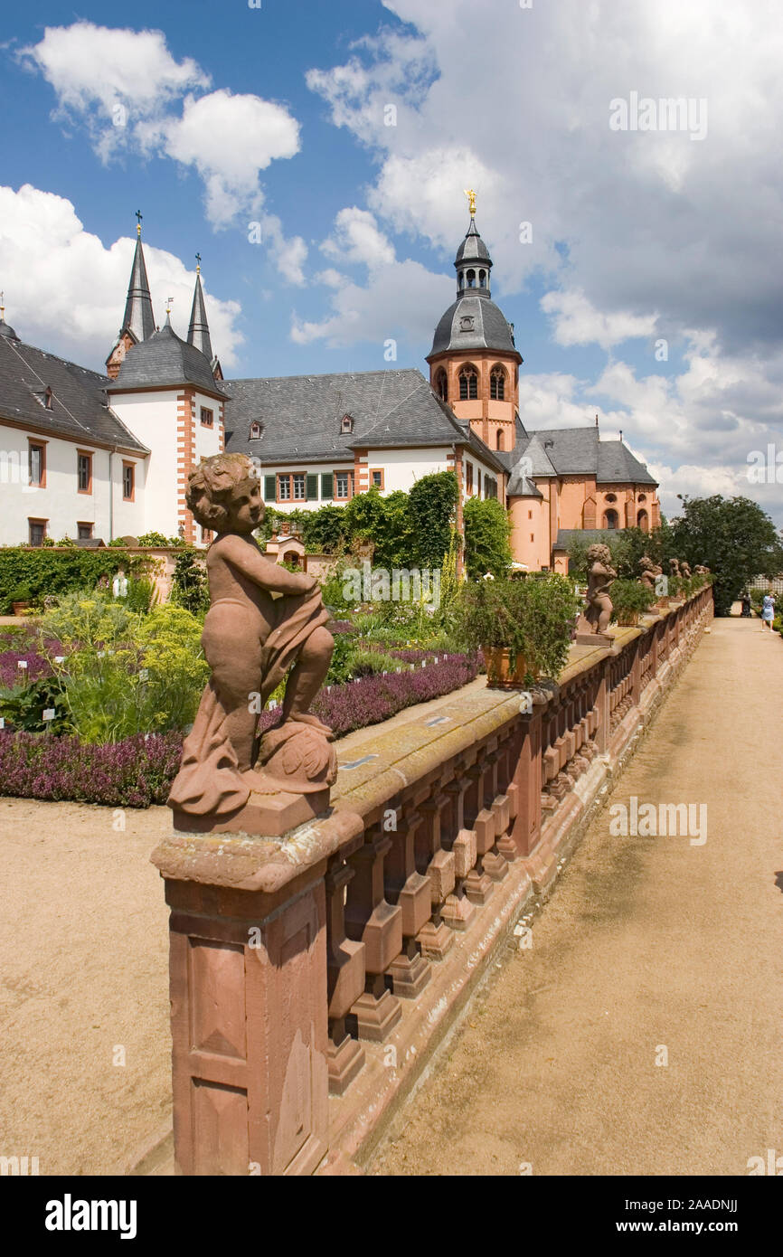 Kloster Seligenstadt, Kräutergarten mit der Einhard-Basilika, Seligenstadt, Assia,Deutschland (pr) Foto Stock