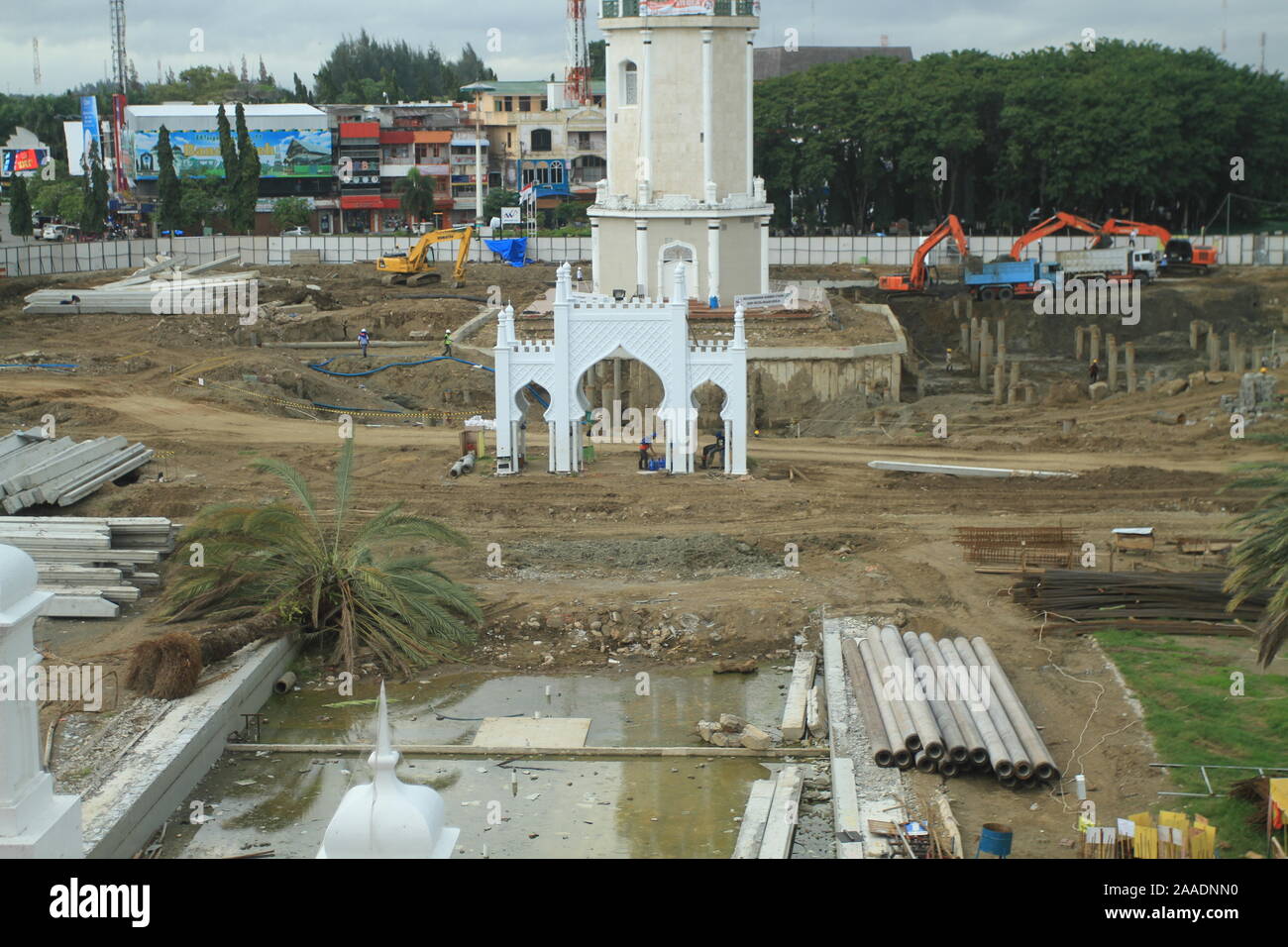 Fasi del lavoro di progetto per la costruzione di 12 unità di ombrelli elettrico nel cortile di Baiturrahman grande moschea di Banda Aceh e Sumatra, Indonesia Foto Stock