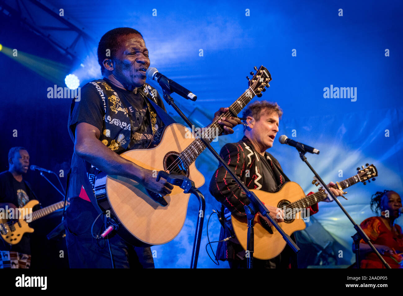 Sipho Mchunu (in primo piano a sinistra), da lungo tempo collaboratore di Johnny Clegg (in primo piano a destra) durante uno di Johnny ultimo sempre concerti. Cape Town. Foto Stock