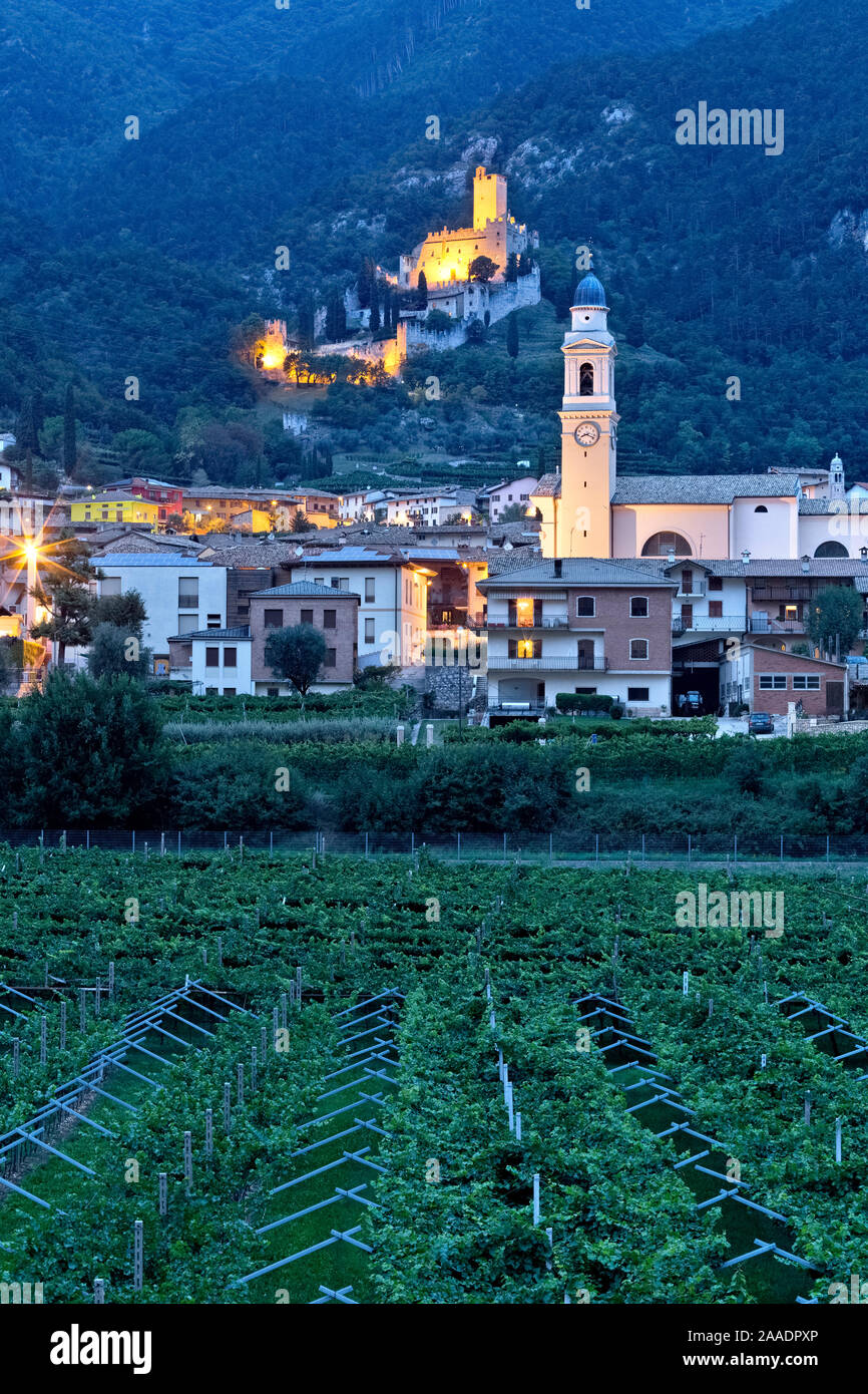 Il castello di Avio e il villaggio di Sabbionara. Provincia di Trento, Trentino Alto Adige, Italia, Europa. Foto Stock