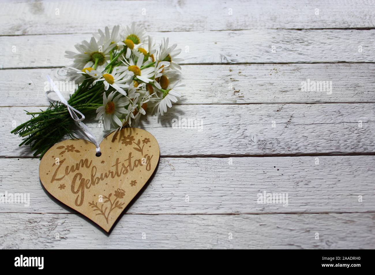 La foto mostra felice auguri di compleanno su un cuore con fiori Foto stock  - Alamy