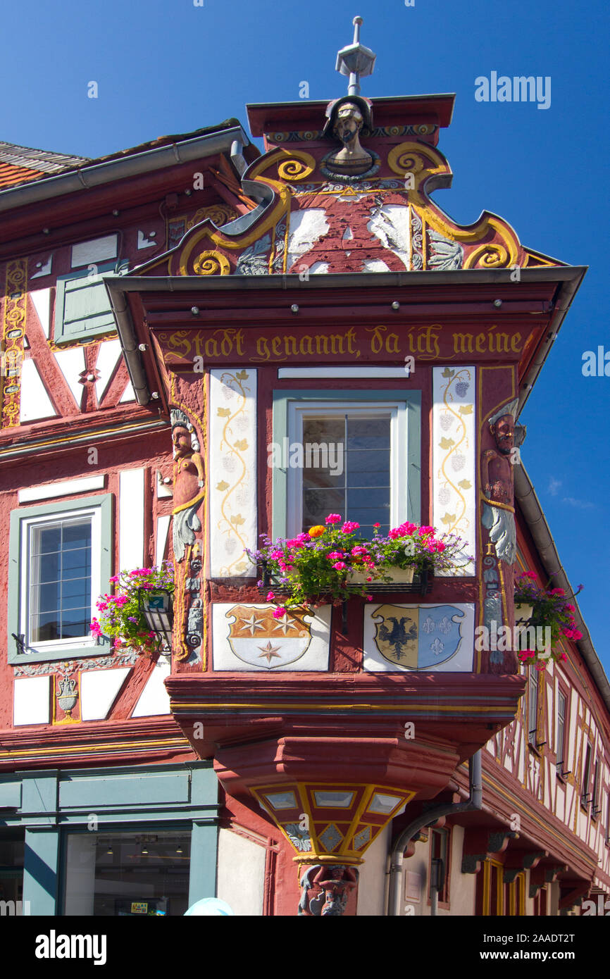Deutschland,Assia; Seligenstadt,Erker am Einhardhaus,erbaut 1596 mit dem Ausspruch Karls des Großen: "Selig sei die Stadt genannt, da ich meine Tocht Foto Stock
