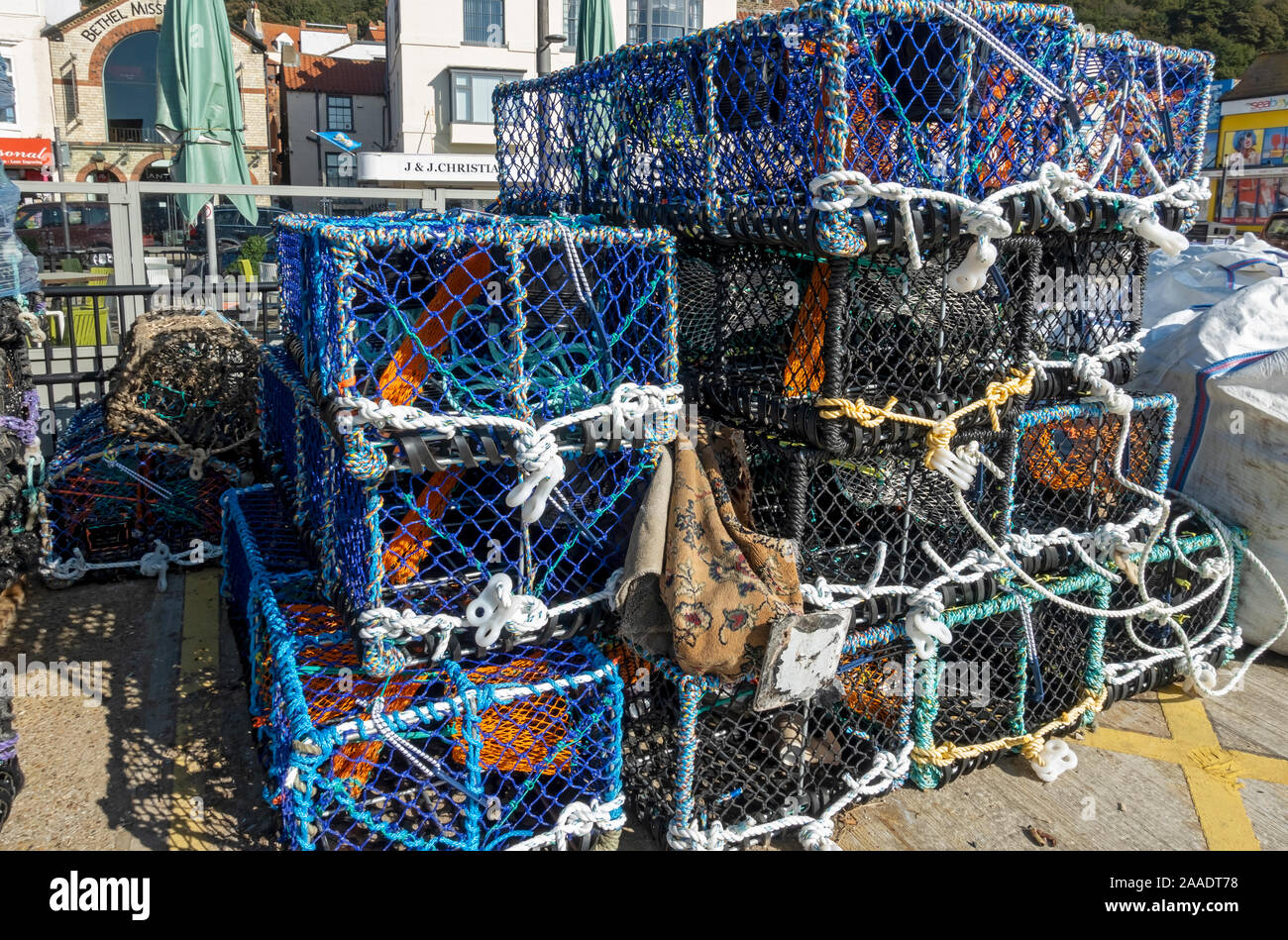 Pile di aragoste e granchi vaso industria di pesca marittima sul molo Scarborough North Yorkshire Inghilterra Regno Unito GB Gran Bretagna Foto Stock