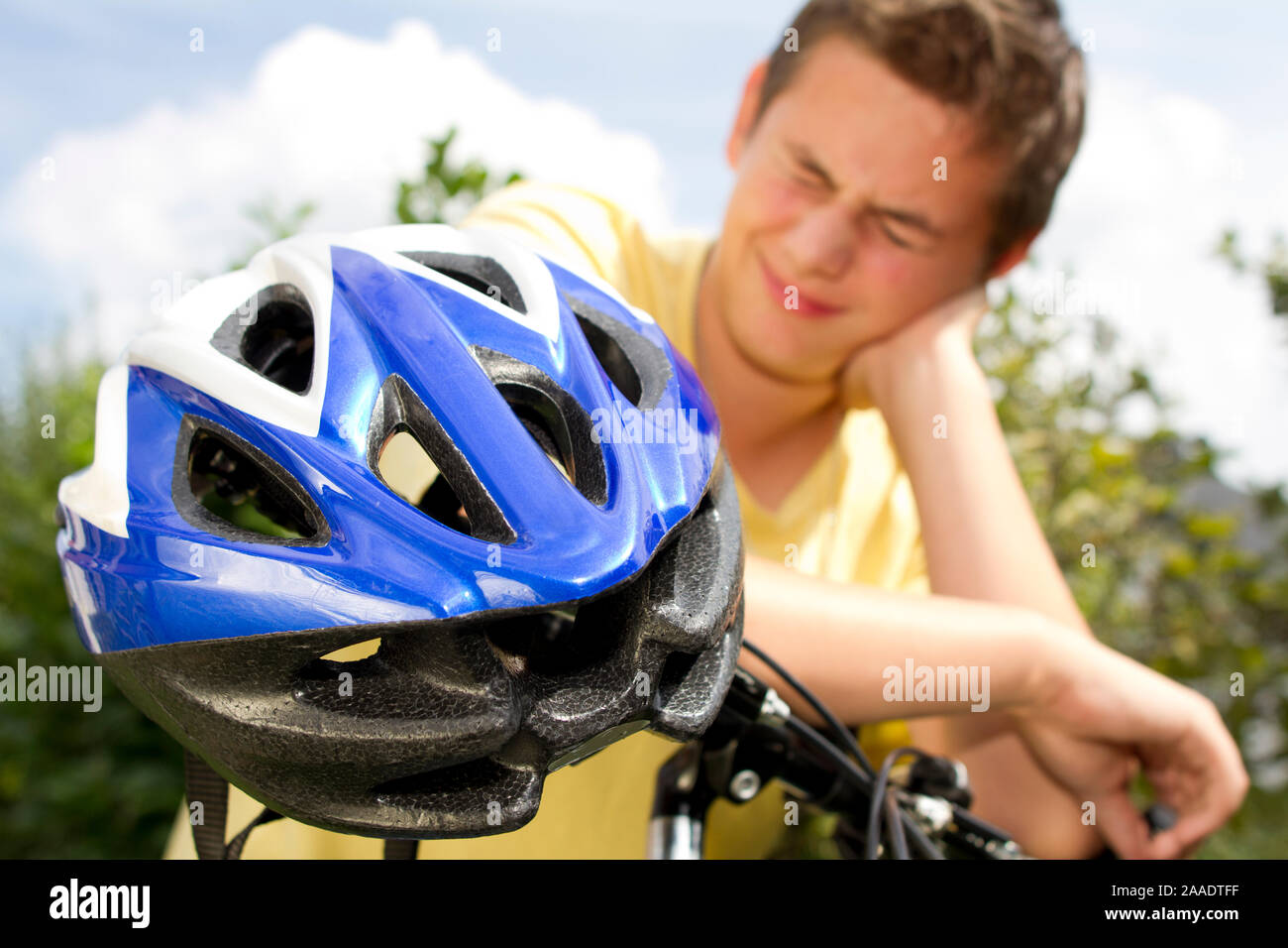 Adolescente gegen Fahrradhelm Foto Stock